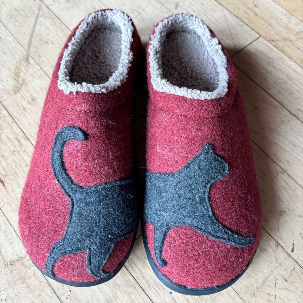 LL Bean  Red and Gray Cat Slippers